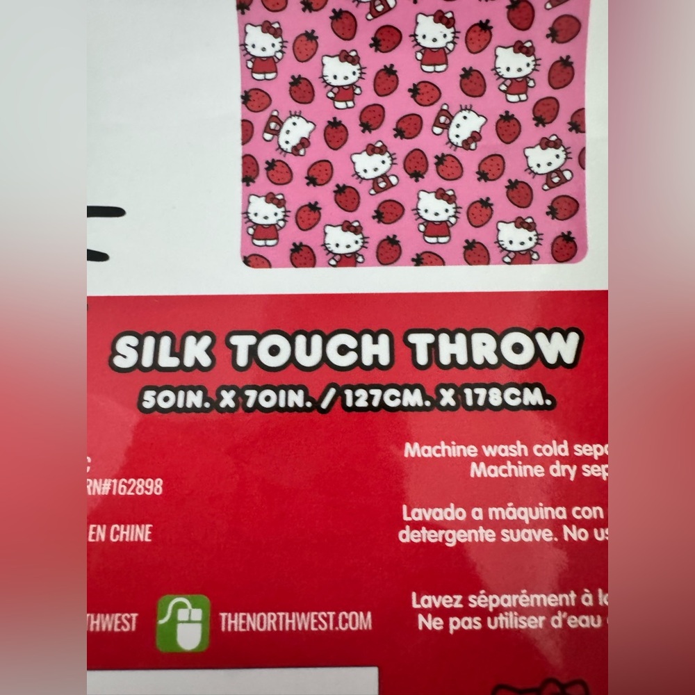 Hello Kitty Blanket🍓 - Picture 3 of 3